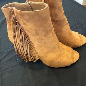 Wild Diva Lounge Valerie Suede Fringed Ankle Heel Boots Booties Size 7.5 #342